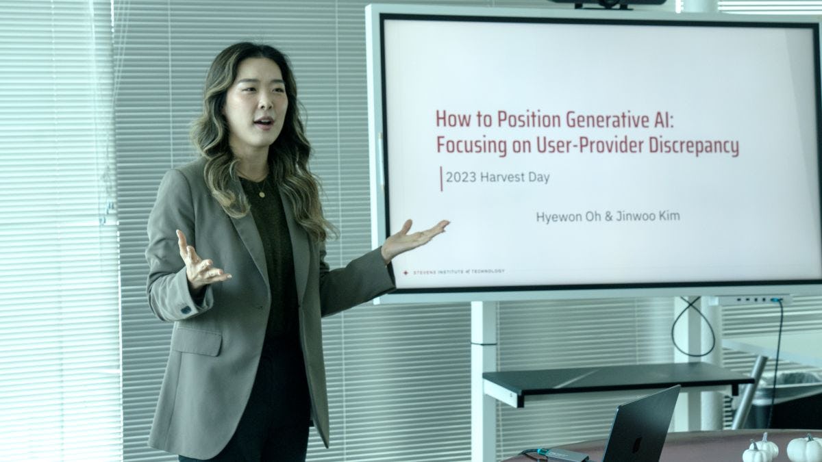 Hyewon Oh stands to the left of a smart board that reads How to Position Generative AI: Focusing on User-Provider Discrpepancy