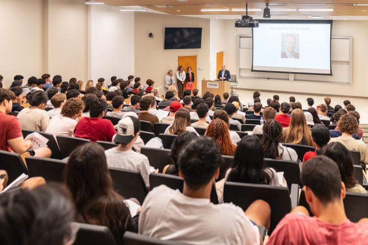 GJ de Vreede speaks to students in an auditorium.