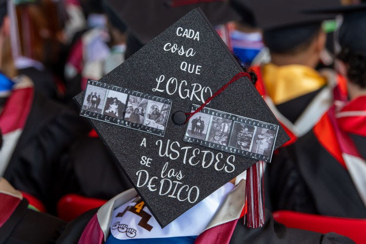 A commencement cap decorated with "cada cosa que logro a ustedes se las dedico"